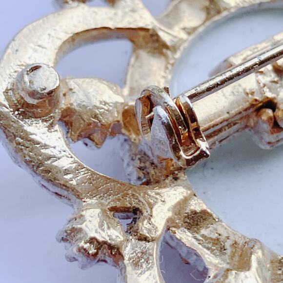 Vintage Mid Century White Milk Glass Enamel Gold Tone Brooch Floral Pin 1960s - Picture 7 of 11